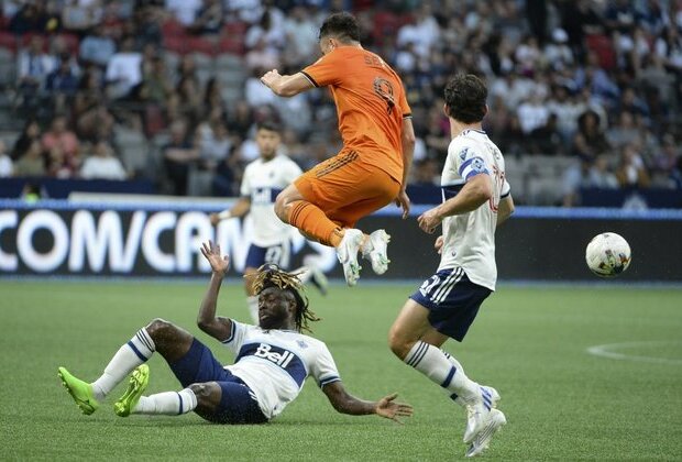 Whitecaps score two late goals, stun Dynamo