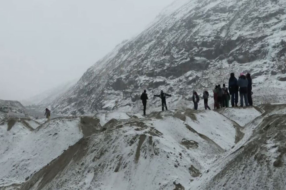 Snow and festivities mark New Year in Himachal's Manali; region witnesses tourist rush
