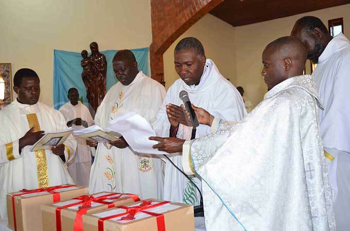  sgr eraldalumba third left  delivers his blessing during the closure of thediocesan inquiries for the cause of the beatification of apeera andmans at abulagala atholic hurch on aturday