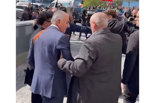 Tomato ketchup thrown at Iran's exiled crown Prince Reza Pahlavi