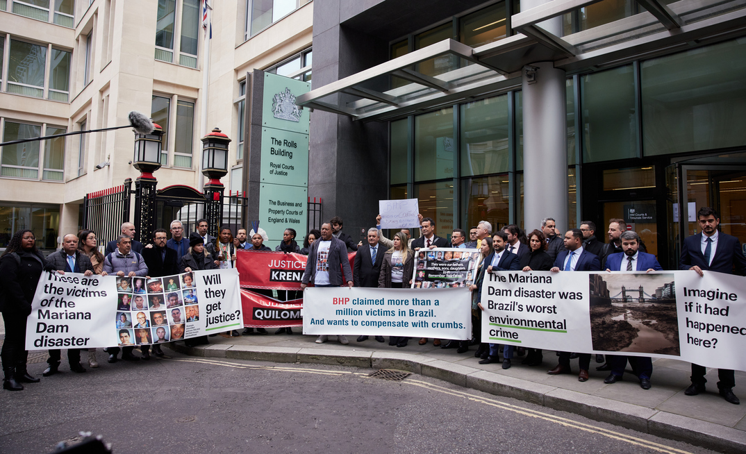 Victims of the Mariana disaster in Brazil protest in front of UK court.