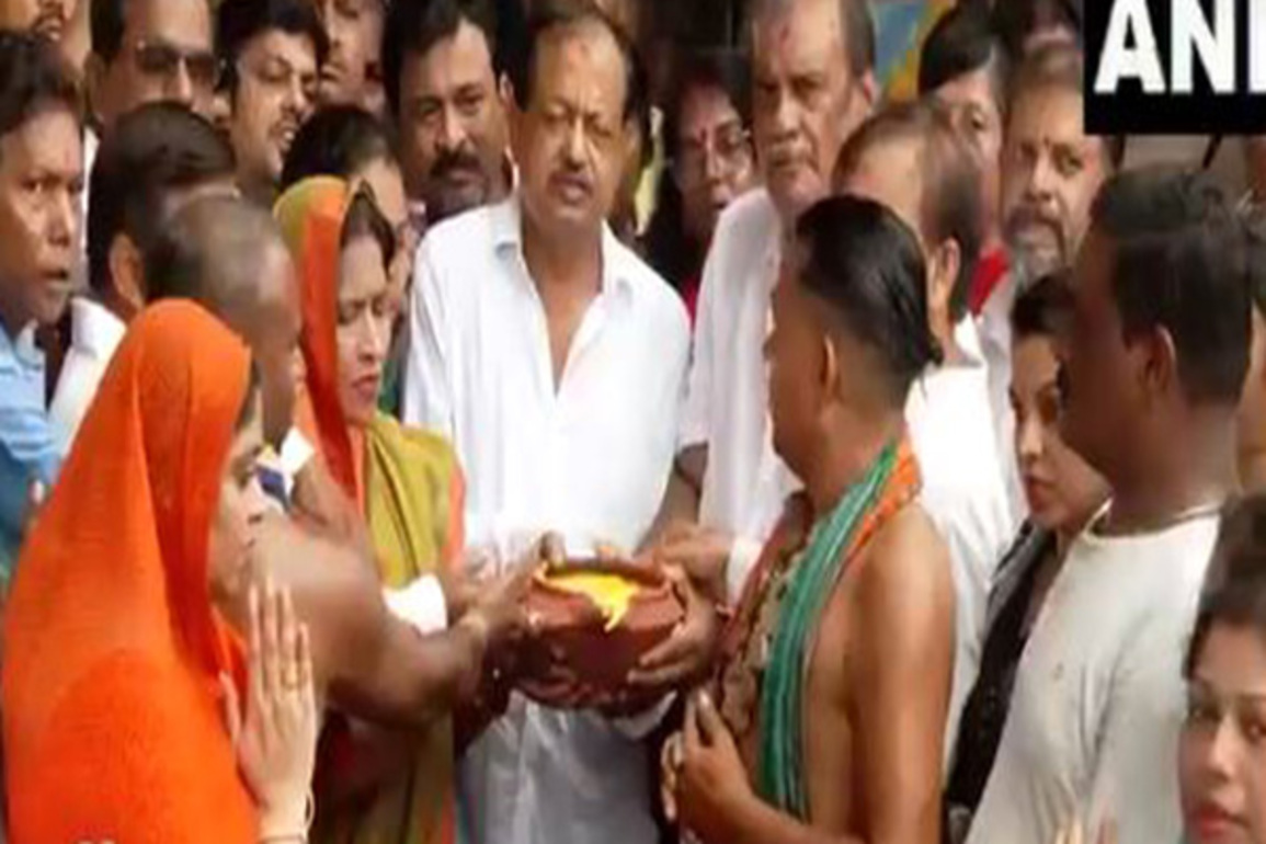 BJD Vice-President Debi Prasad Mishra and others offer prayers at Lingaraj Temple for Naveen Patnaik's speedy recovery