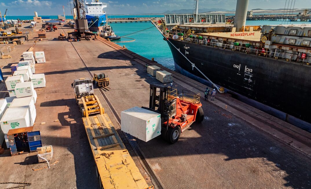 Embarque de rochas ornamentais no Pecém