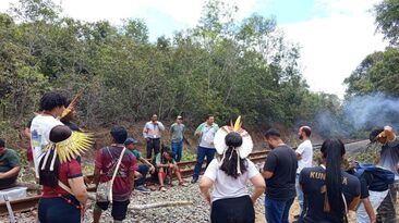 Indígenas bloqueiam trecho da EFVM