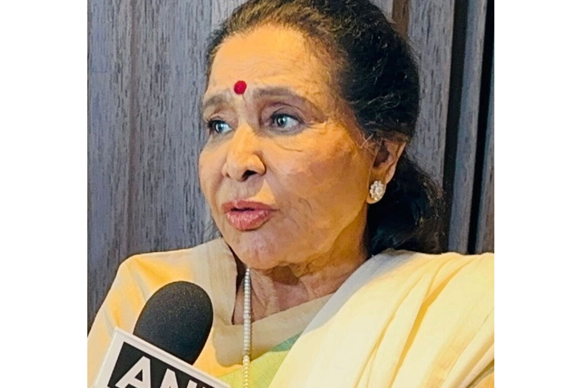 Karan Aujla honours Asha Bhosle at his Mumbai show