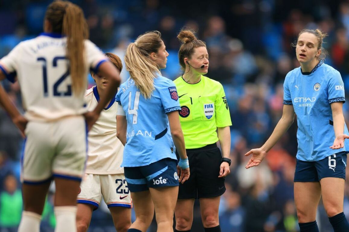 Man City vs Chelsea- Nick Cushing says ref sorry after error - ESPN