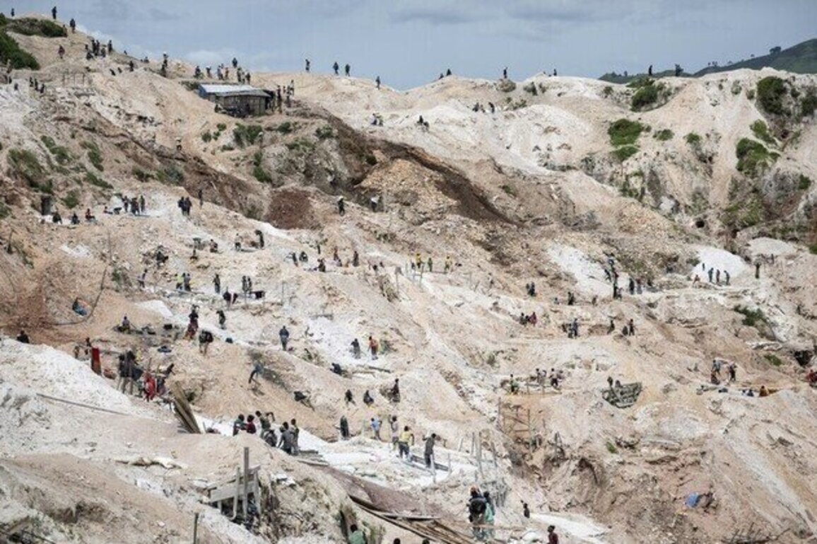 Children among 200 dead in mine collapse