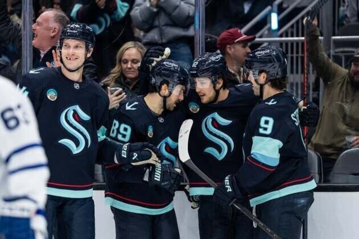 Shane Wright's 2-goal effort steers Kraken past Maple Leafs