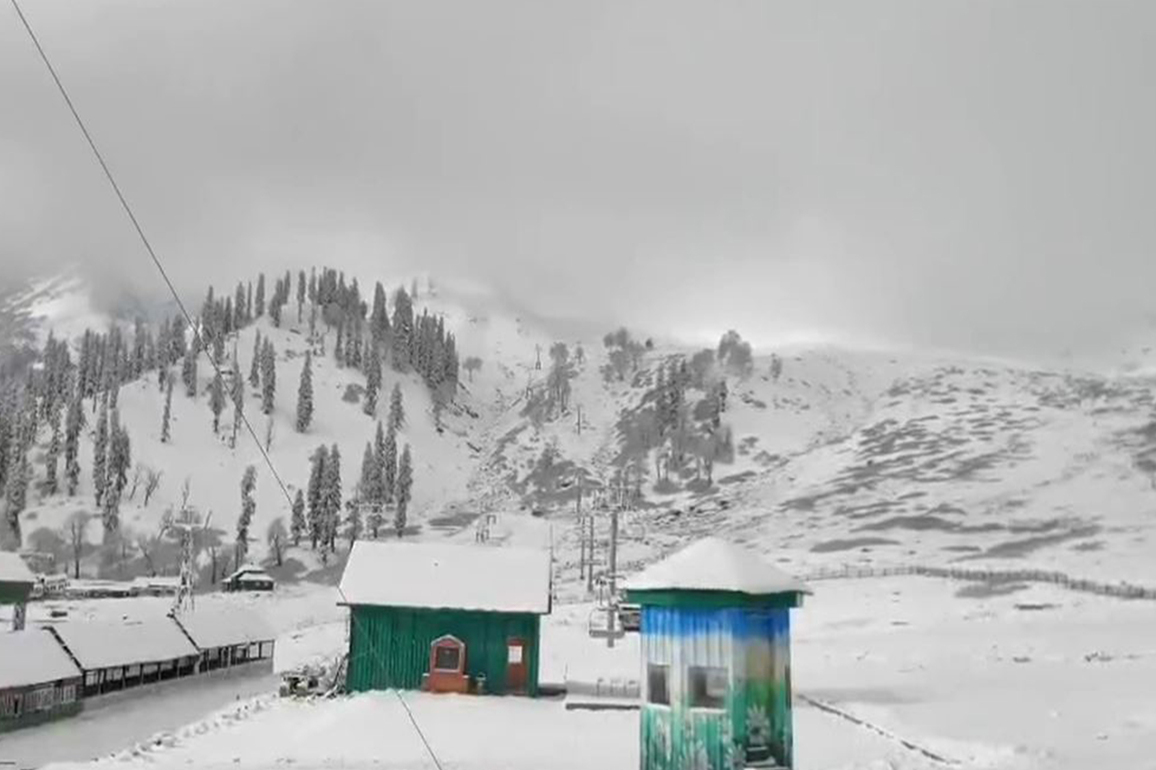 J-K: Gulmarg turns into white wonderland after fresh spell of snow