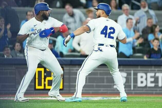 Two fifth-inning blasts lift Blue Jays over Braves