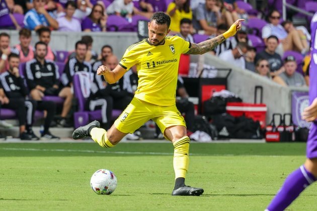 Dynamo acquire M Artur from Crew