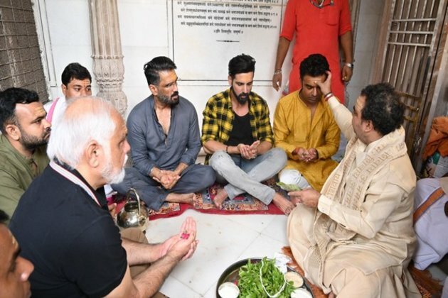 Suniel Shetty seeks blessing at Kashi Vishwanath temple