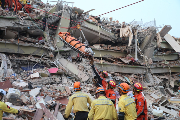 (SpotNews)MYANMAR-MANDALAY-EARTHQUAKE-CHINESE RESCUERS-PREGNANT SURVIVOR