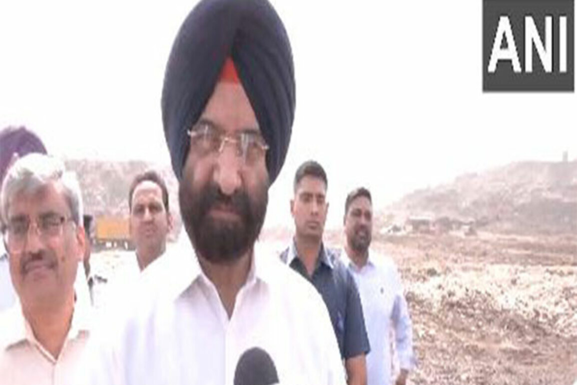 Delhi Minister Manjinder Singh Sirsa along with Delhi Mayor makes visit to Okhla landfill site