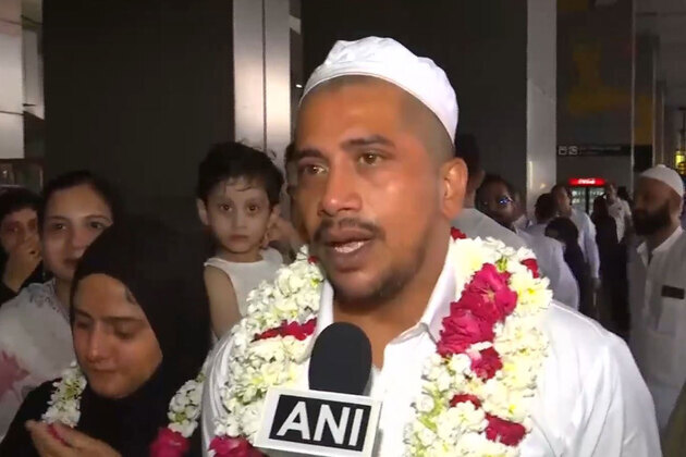 First batch of Hajj pilgrims returns to India; thousands welcome them at airports (336)