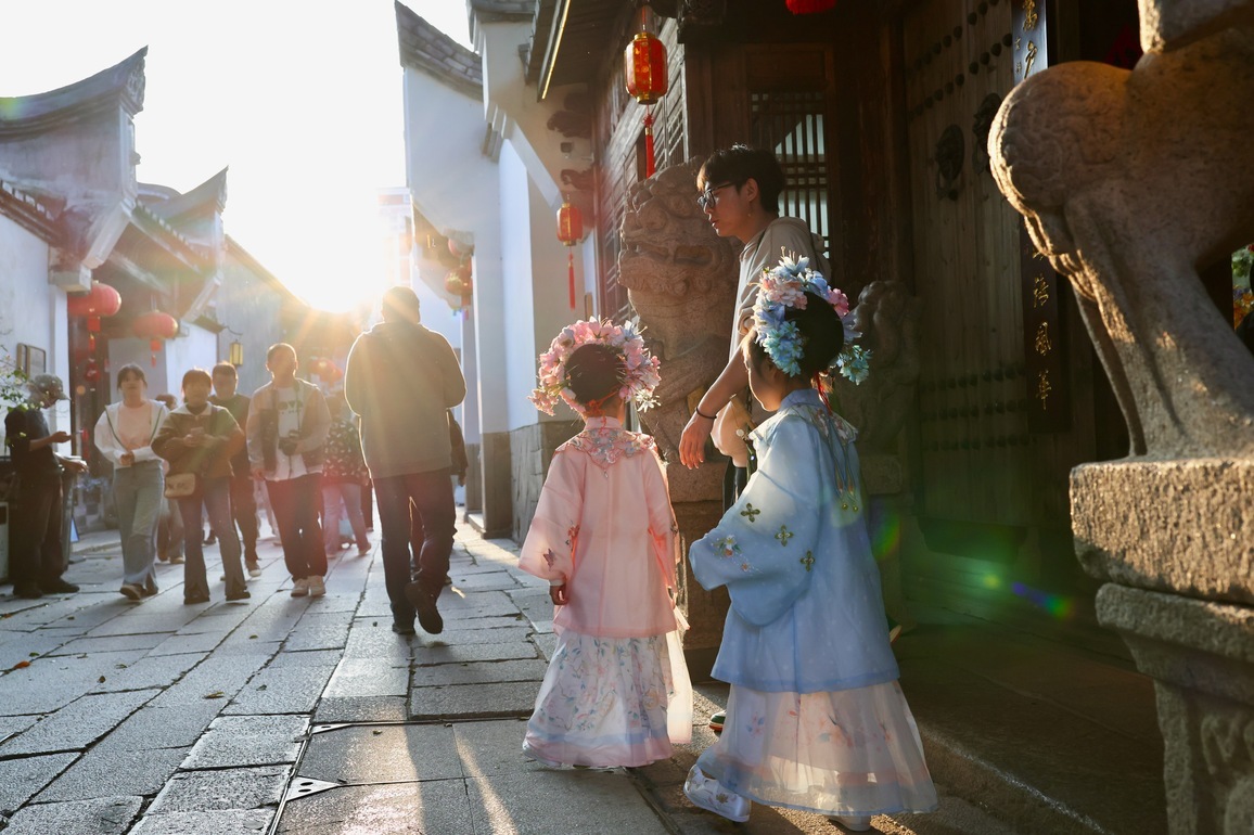 CHINA-FUJIAN-FUZHOU-CHINESE NEW YEAR-TRADITIONAL COSTUMES (CN)