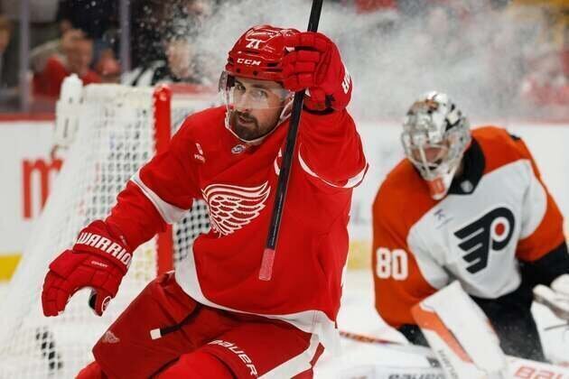 Dylan Larkin scores hat trick as Red Wings slam Flyers
