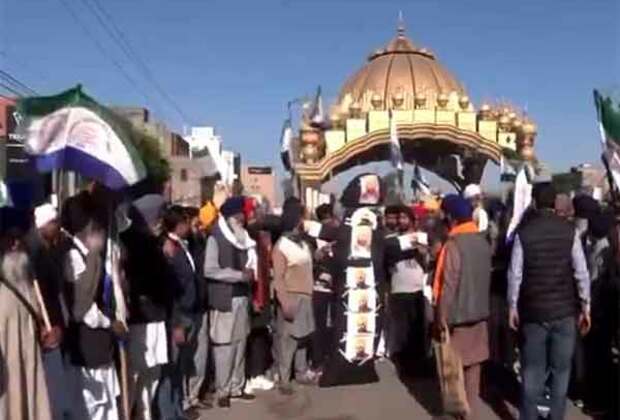 Punjab: Farmers gather at Golden Gate in Amritsar to protest against state govt