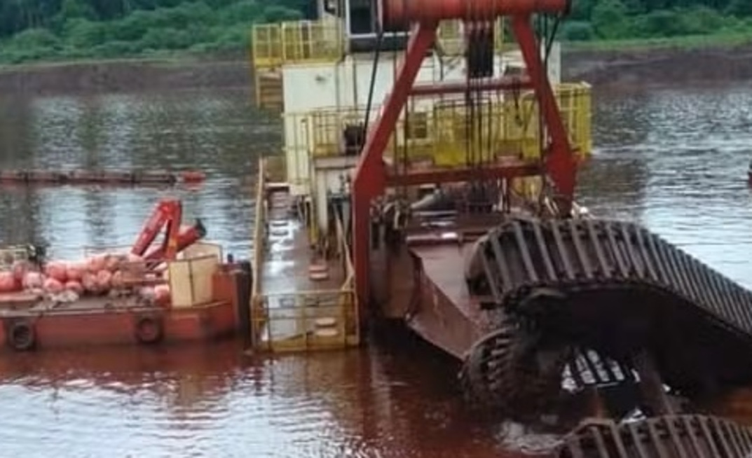 Máquina virou em barragem da Vale/Reprodução