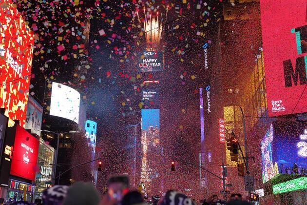 Roundup: U.S. rings in New Year with cheers, pressures linger