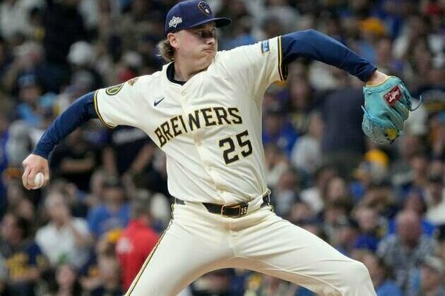 Brewers blast 3 homers to take 2-0 NLDS lead over Cubs