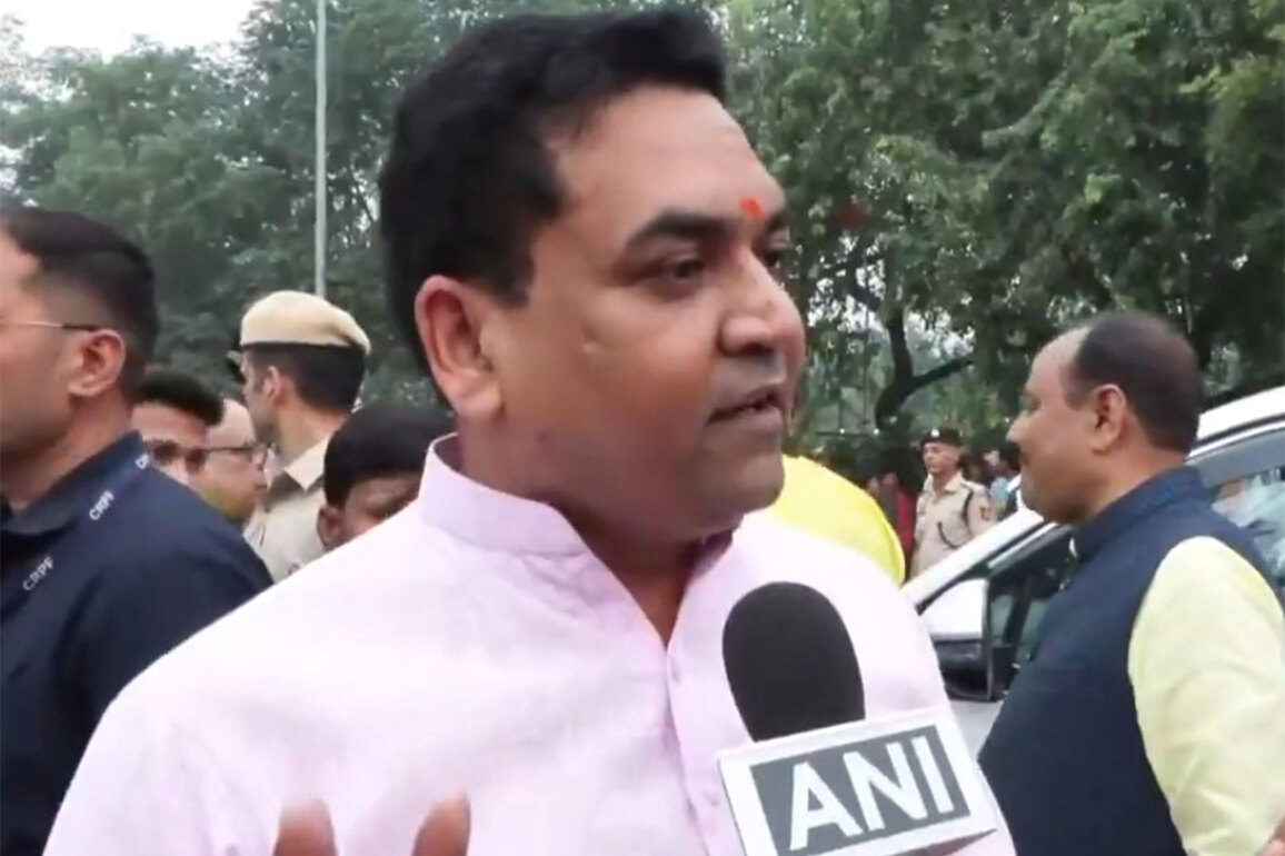 "Kejriwal gaya, jhaag gaya": Delhi Minister Kapil Mishra hits out at AAP over Chhath Puja