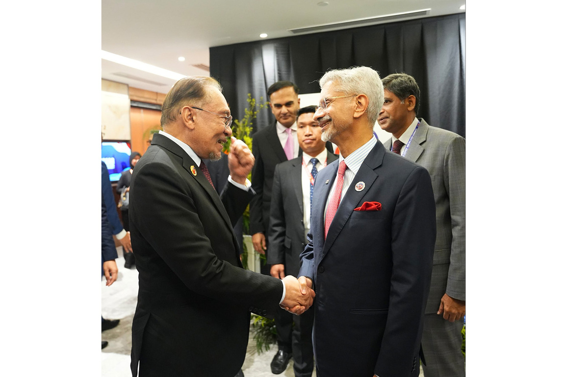 EAM Jaishankar holds talks with Malay PM on ASEAN Summit sidelines