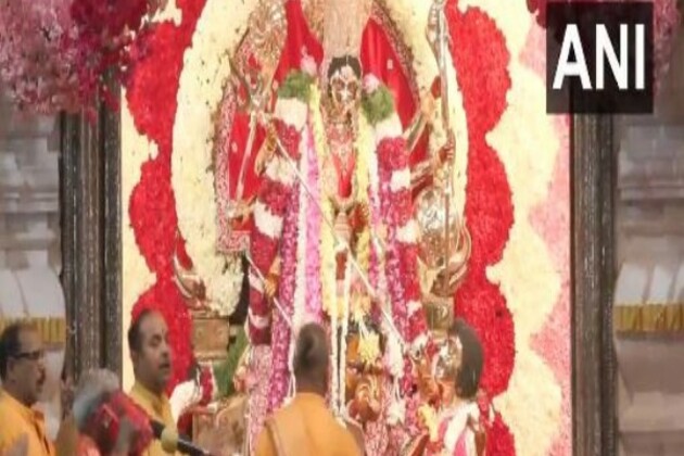 Morning Aarti held at Shri Aadya Katyayani Shaktipith in Chhatarpur on sixth day of Chaitra Navratri