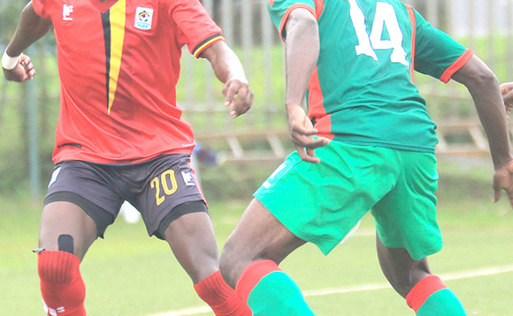 Allan Okello (ku kkono) ng'ayita ku muzannyi wa Burundi Allan Okello (ku kkono) ng'ayita ku muzannyi wa Burundi