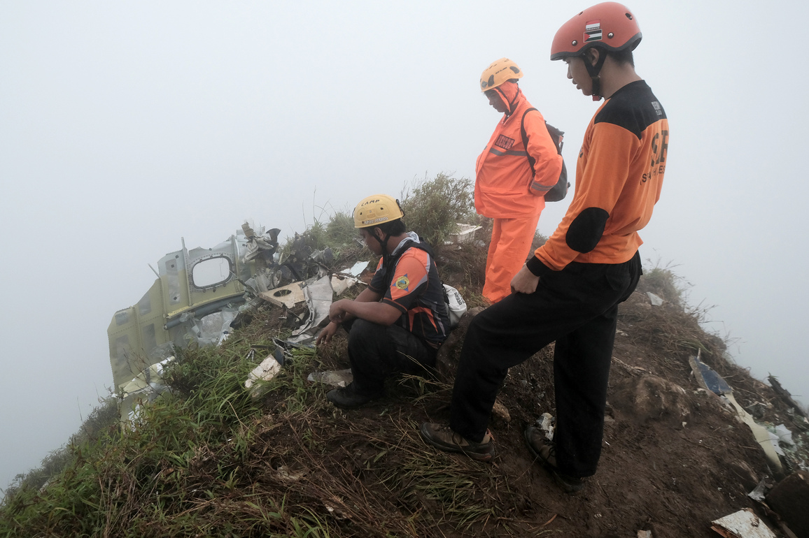 (SpotNews) INDONESIA-SOUTH SULAWESI-MISSING AIRCRAFT-SEARCH AND RESCUE