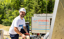 Typical JET Master set-up: The high-pressure hose runs from the JET Master unit (available as truck, container, trailer or skid) into the well. At the lower end of the hose, the bi-rotational unit performs the HPI Process. On the right, a submersible pump removes the loosened deposits during treatment