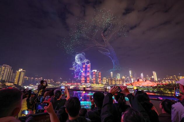 Technology&Life | Drones light up night sky for 2025 World Cities Day China Observance