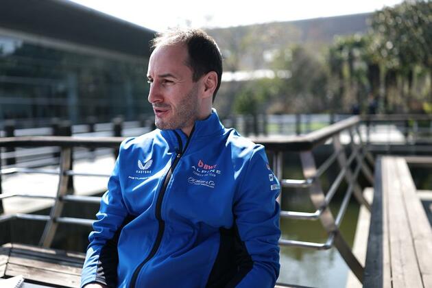 F1: Chaos at Alpine as team boss Oakes leaves