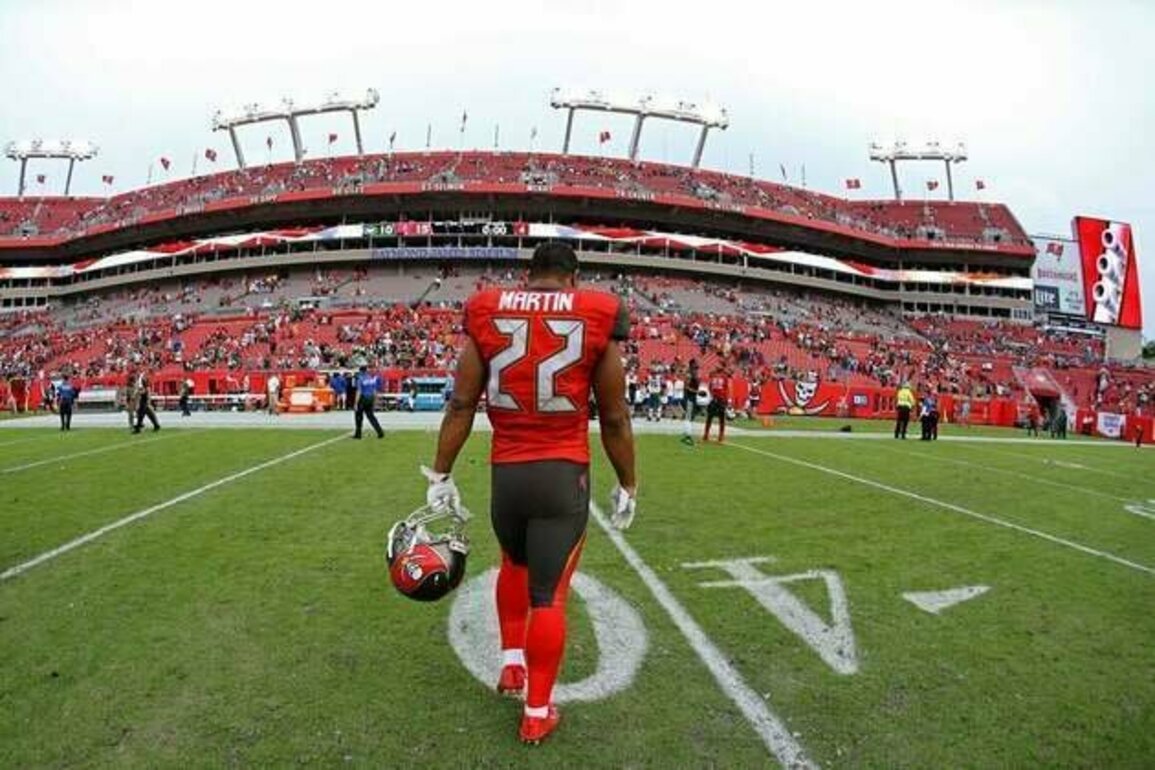 Oakland PD confirm Doug Martin unresponsive in custody