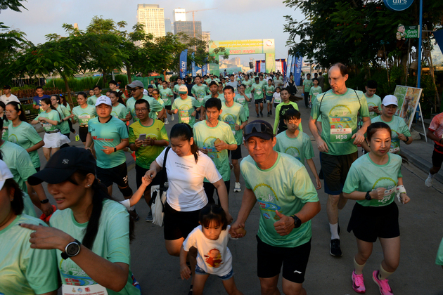 Hundreds join fun run in Cambodia to celebrate LMC's 10th anniversary