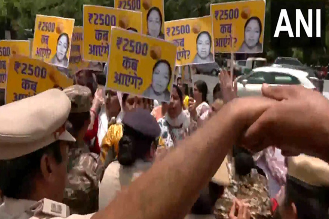 Police detains AAP workers protesting against Delhi government on Mahila Samman Yojana