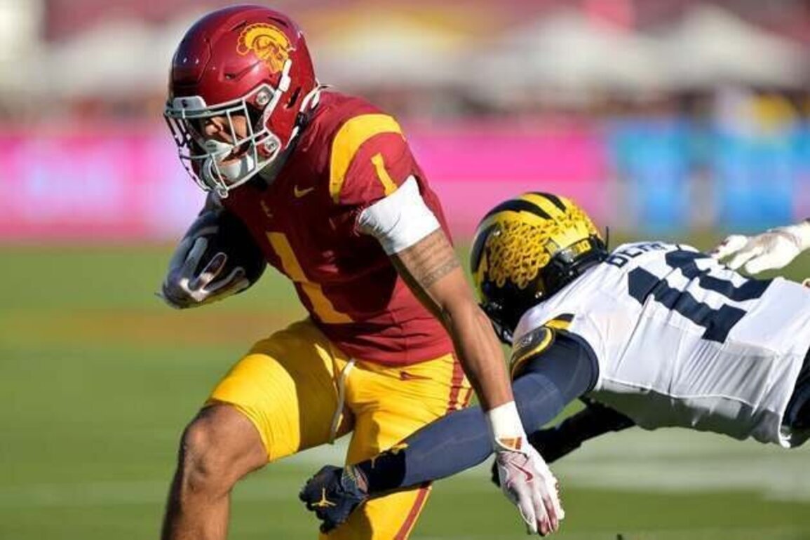 Southern California RB Eli Sanders entering NFL draft