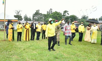 Pulezidenti Museveni ng'alamusa ku bantu be. Pulezidenti Museveni ng'alamusa ku bantu be.