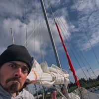 Oregon man sails to Hawaii with cat, greeted by fans and governor