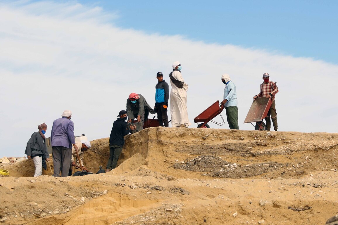 EGYPT-LUXOR-ARCHAEOLOGICAL MISSION-EGYPTIAN WORKERS