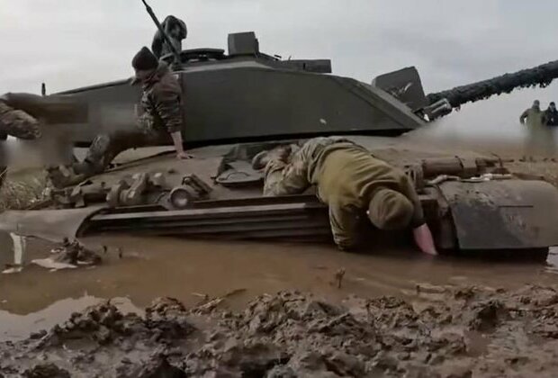 UK-made tank gets stuck in Ukrainian mud