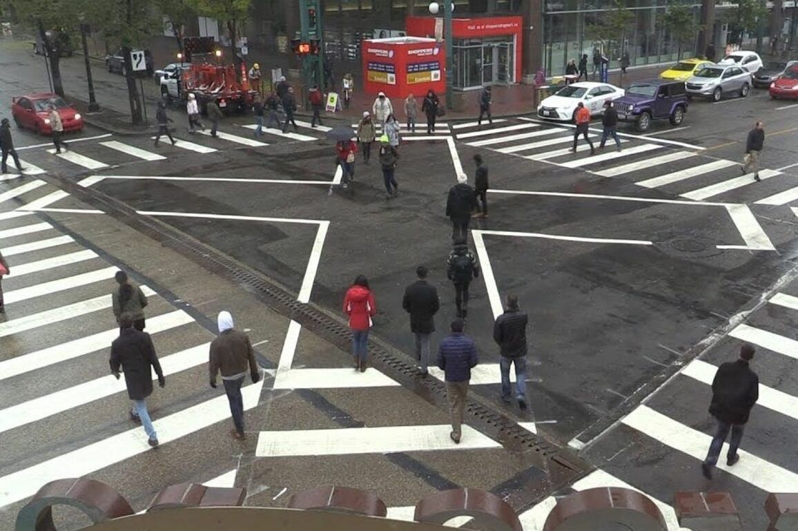 Winnipeg launches first pedestrian scramble of its kind at King St. and Bannatyne Ave.