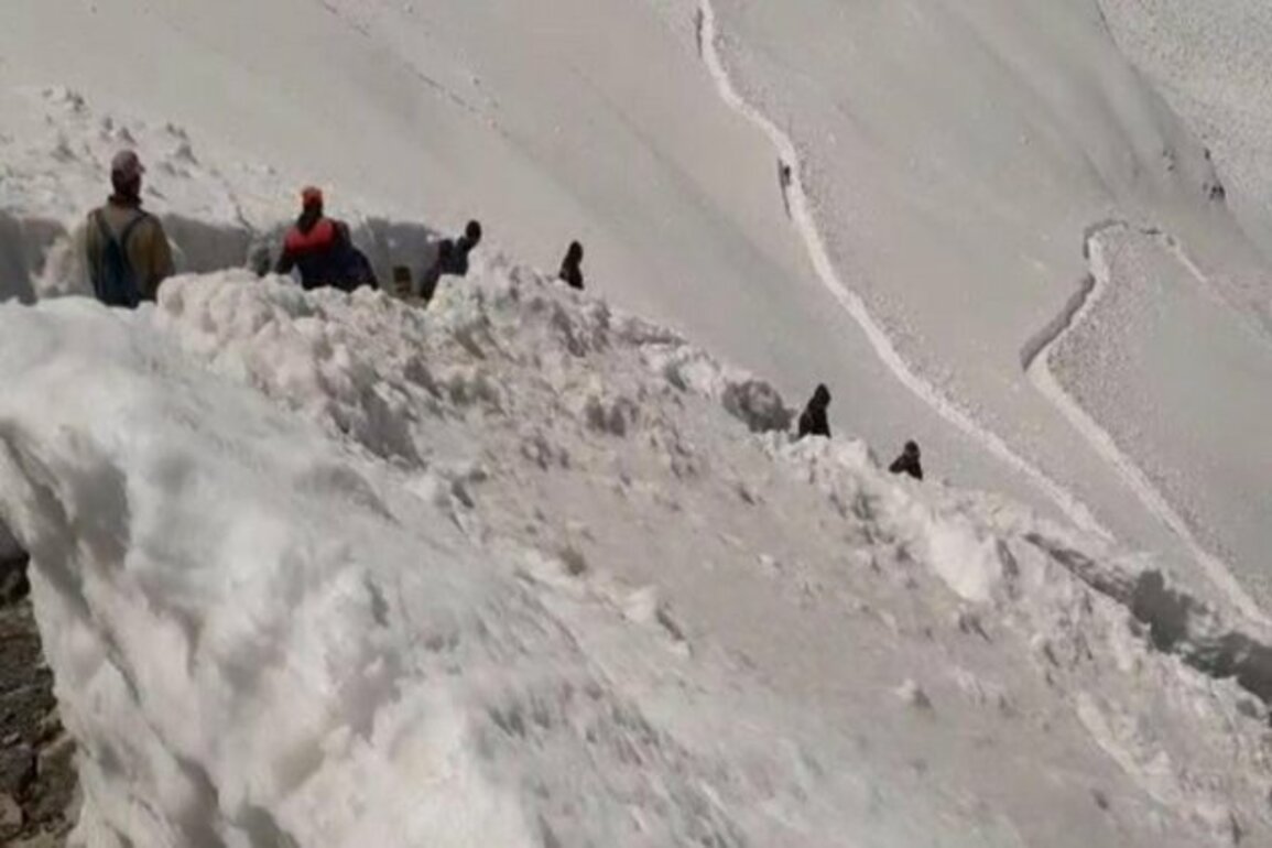 Hemkund Sahib Yatra: Travel ban imposed for children, elderly due to heavy snow