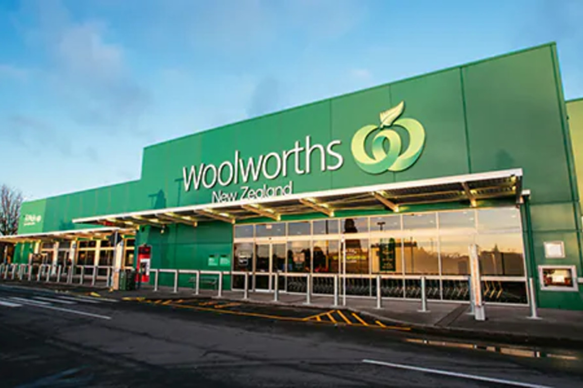 'Stabbed in the back'- Union on Woolworths restructure, store closures