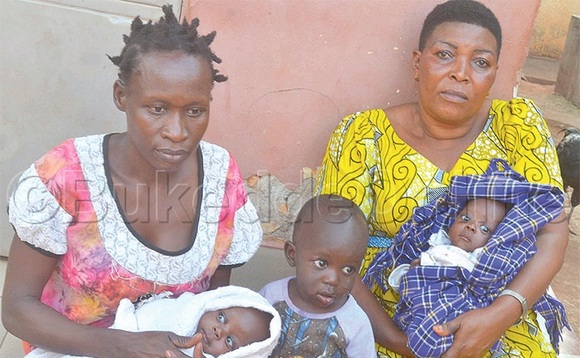Apoo (ku kkono) n’abaana be. Ku ddyo ye Kamuli. Apoo (ku kkono) n’abaana be. Ku ddyo ye Kamuli.