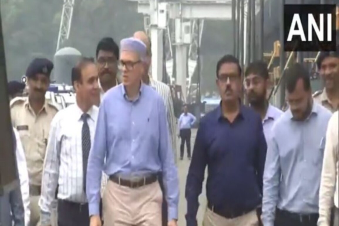 Gujarat: J-K CM Omar Abdullah visits Sardar Sarovar Dam in Kevadia