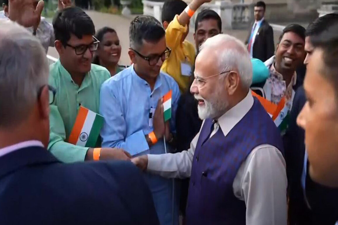 PM Modi welcomed by Indian diaspora in London