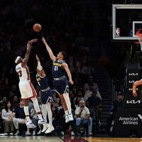 Nikola Jokic exits with knee injury as Heat handle Nuggets