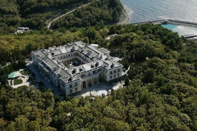 Navalny Investigation Shines Light On &#039;Putin&#039;s Palace&#039;
