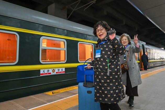 "Silver trains" gain speed in China's booming elderly travel market